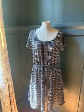 Paisley Raye Black and White Plaid Scoop Neck Women's Dress
Size large